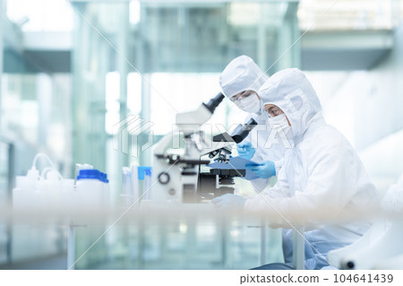 研究人員在潔淨室中進行實驗 104641439