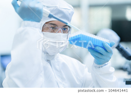 研究人員在潔淨室中進行實驗 104641441