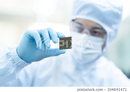 工程師在潔淨室檢查CPU 104641471
