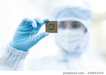 工程師在潔淨室檢查CPU 104641474