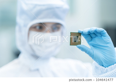工程師在潔淨室檢查CPU 104641477