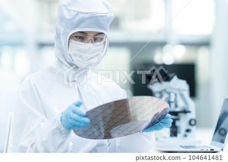 工程師在潔淨室檢查晶圓 104641481