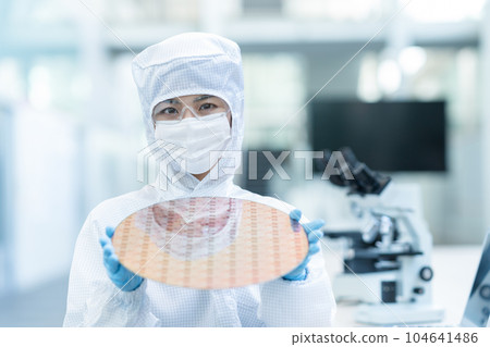 工程師在潔淨室檢查晶圓 104641486