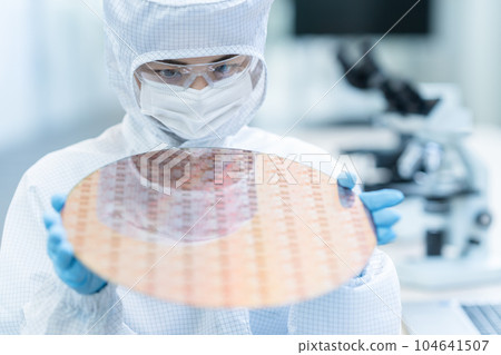 工程師在潔淨室檢查晶圓 104641507
