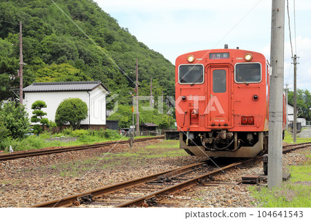 Local train bound for Teramae departing from Takeda Station on the JR Bantan Line (Asago City, Hyogo Prefecture) 104641543
