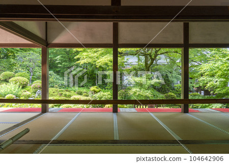 京都大原三千院 從接待大廳看到的清新綠色的秀碧園畫框花園 京都大原三千院 從接待大廳看到的清新綠色的秀碧園畫框花園 104642906