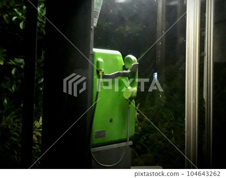 公用電話在晚上 104643262