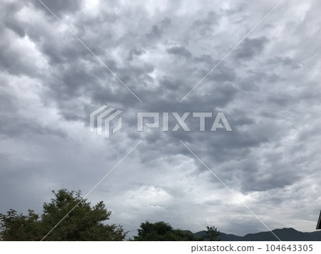 雨季時天空多雲 104643305