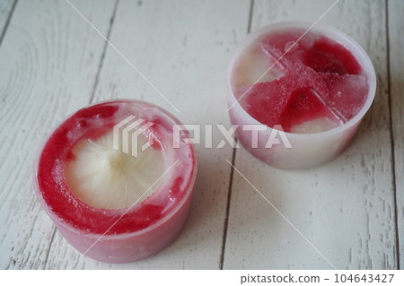 牛奶和葡萄汁製成的刨冰的雙色冰 牛奶和葡萄汁製成的刨冰的雙色冰 104643427