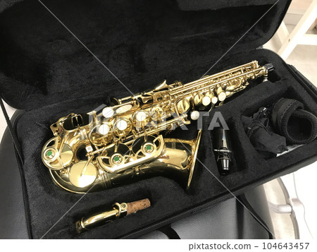 裝有弧形高音薩克斯管的盒子 104643457