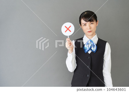 一位接待員和文員女士穿著制服,背心上繫著絲帶領帶 一位接待員和文員女士穿著制服,背心上繫著絲帶領帶 104643601