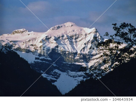 瑞士山地火車上的雪朗峰 瑞士山地火車上的雪朗峰 104643934