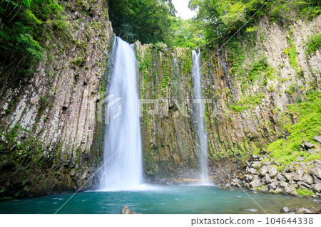 初夏的金名瀑布,熊本縣人吉市 初夏的金名瀑布,熊本縣人吉市 104644338