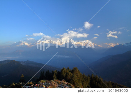 南亞的尼泊爾 黎明時分,從潘山 (Poon Hill) 欣賞道拉吉里山脈 (Dhaulagiri Mountains) 和塔爾喬 (Thalcho),這是一個可以欣賞喜馬拉雅山美景的風景區 南亞的尼泊爾 黎明時分,從潘山 (Poon Hill) 欣賞道拉吉里山脈 (Dhaulagiri Mountains) 和塔爾喬 (Thalcho),這是一個可以欣賞喜馬拉雅山美景的風景區 104645000