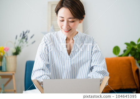 一位通過郵購買賣衣服的年輕女子商業形象 104645395