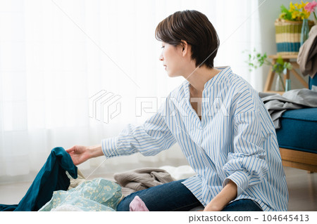 Young woman who can't clean up Lifestyle image 104645413