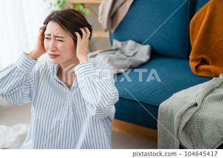 無法清理生活方式形象的年輕女性 無法清理生活方式形象的年輕女性 104645417