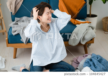 Young woman who can't clean up Lifestyle image Young woman who can't clean up Lifestyle image 104645427