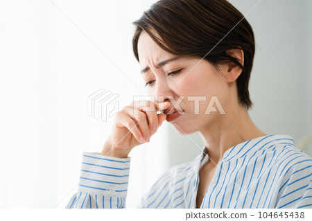 患有鼻炎花粉症的年輕女子形象 104645438