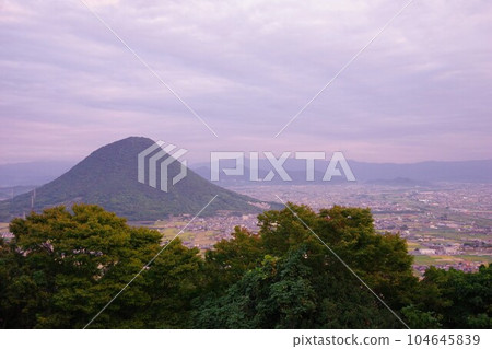 香川縣,從青野山眺望飯野山的黃昏 香川縣,從青野山眺望飯野山的黃昏 104645839