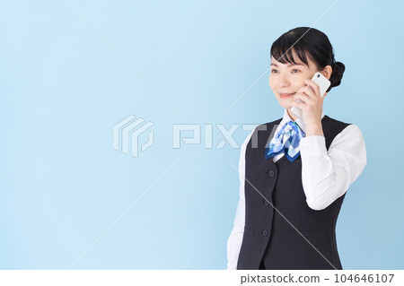 一位從事接待工作和文書工作的女性,穿著絲帶領帶制服,最好用智能手機打電話 一位從事接待工作和文書工作的女性,穿著絲帶領帶制服,最好用智能手機打電話 104646107