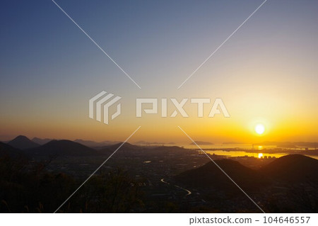 從香川縣五色台眺望飯之山、坂出市、高見島和廣島 從香川縣五色台眺望飯之山、坂出市、高見島和廣島 104646557