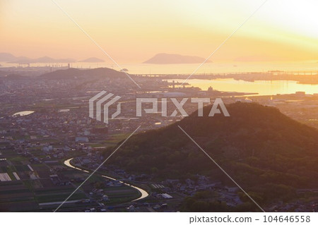 從香川縣五色台眺望坂出市、小山、淡島、高見島 104646558