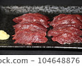 黑色方盤上馬肉生魚片的特寫 104648876