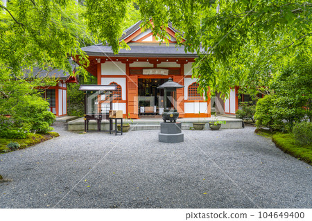 綠樹環繞的京都大原三千院觀音堂 104649400