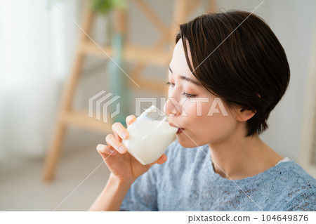 年輕女子喝牛奶商業形象 年輕女子喝牛奶商業形象 104649876