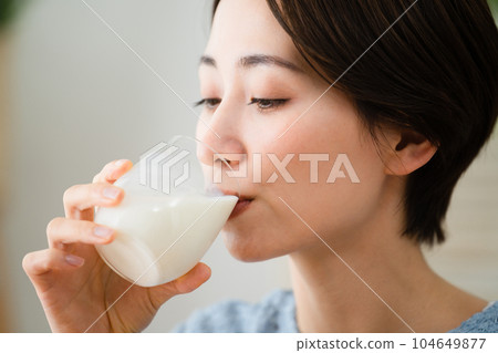 年輕女子喝牛奶商業形象 年輕女子喝牛奶商業形象 104649877