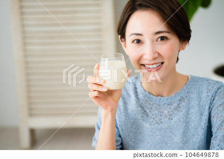喝豆漿的少婦飲食形象 喝豆漿的少婦飲食形象 104649878