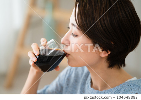 Young woman drinking coffee Eating and drinking image Young woman drinking coffee Eating and drinking image 104649882