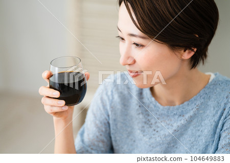 Young woman drinking coffee Eating and drinking image Young woman drinking coffee Eating and drinking image 104649883