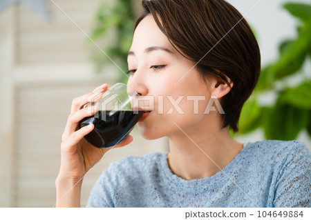 年輕女子喝咖啡吃喝圖像 104649884