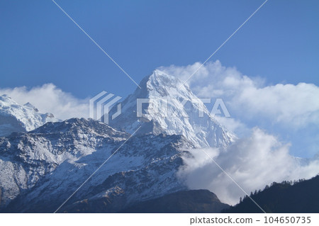 從 Ghorepani 村出發，沿著喜馬拉雅山、尼泊爾、南亞的徒步路線登上安納布爾納峰南峰 104650735