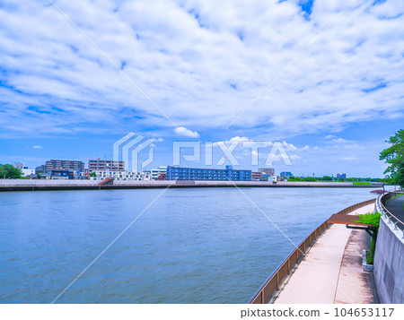 七月雨季流經東京葛飾奧戶的中川風景 七月雨季流經東京葛飾奧戶的中川風景 104653117