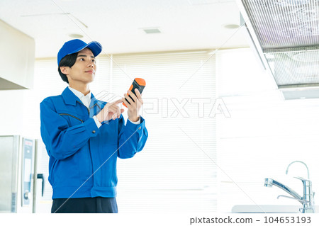 工作人員用便攜式測量儀器測量室內環境 工作人員用便攜式測量儀器測量室內環境 104653193