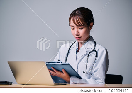 Young female doctor giving medical care 104654161