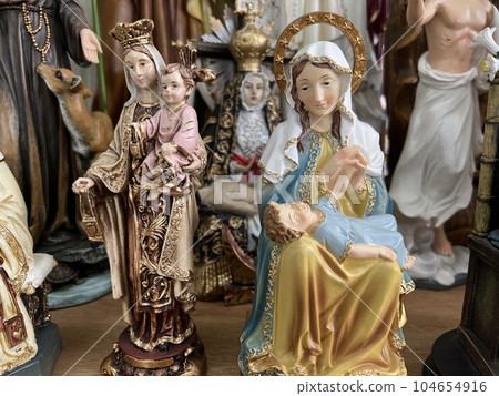 抱著耶穌的瑪麗娃娃，聖誕市場 104654916