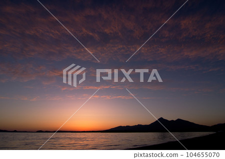 The horizon dyed red by the afterglow, Lake Inawashiro, the silhouette of Mt. Bandai, and the red clouds floating in the blue sky above are impressive and beautiful. The horizon dyed red by the afterglow, Lake Inawashiro, the silhouette of Mt. Bandai, and the red clouds floating in the blue sky above are impressive and beautiful. 104655070