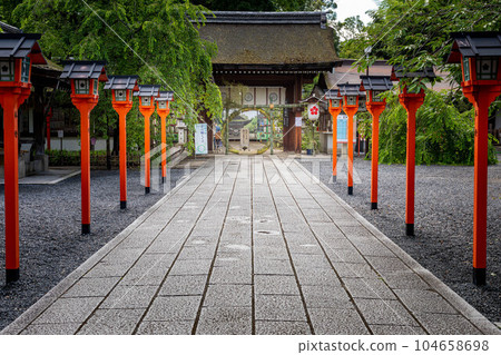 初夏的平野神社,通往裝飾有茅草的中門的參道 初夏的平野神社,通往裝飾有茅草的中門的參道 104658698