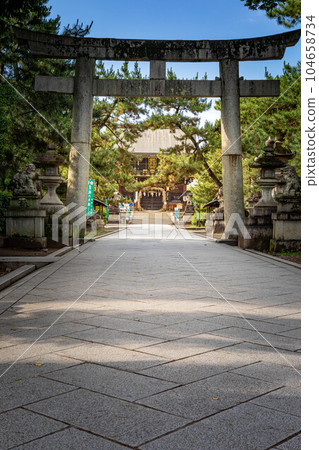 初夏的北野天滿宮，在鳥居門外的樓門處可以看到名越原惠的毛毯。 104658734