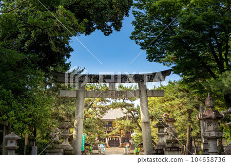 初夏的北野天滿宮，在鳥居門外的樓門處可以看到名越原惠的毛毯。 104658736