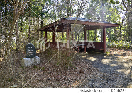 Mt. Ishiwari in the Doshi Massif, an evacuation hut on the Mt. Ishiwari hiking course Mt. Ishiwari in the Doshi Massif, an evacuation hut on the Mt. Ishiwari hiking course 104662251