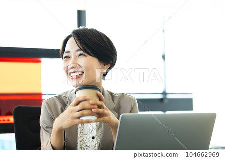Female business computer conversation portrait Female business computer conversation portrait 104662969
