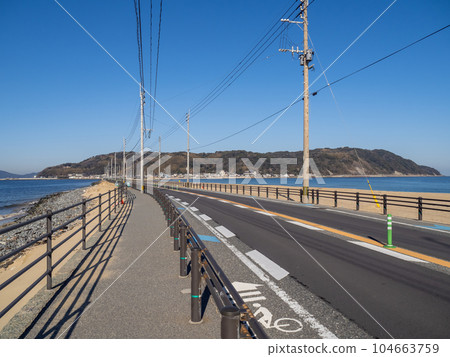 福岡縣國道59號志賀島輪代線。照片的右側是玄海,左側是博多灣,背面是志賀島。 福岡縣國道59號志賀島輪代線。照片的右側是玄海,左側是博多灣,背面是志賀島。 104663759