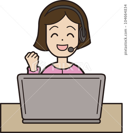 一位年輕女子一邊接電話一邊在電腦呼叫中心打字，微笑著擺姿勢 104664834