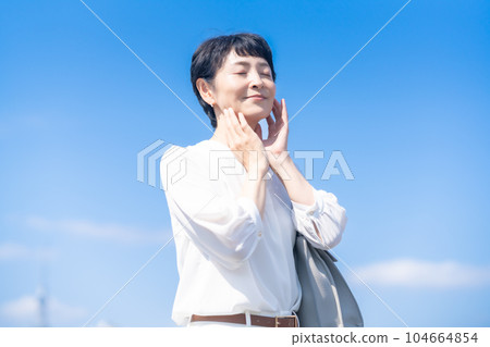 Beauty image in your 50s on a refreshing day with strong UV rays 104664854