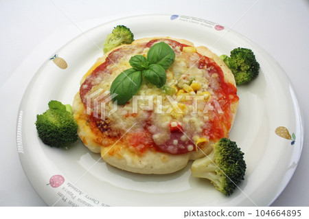 Pizza Margherita 104664895